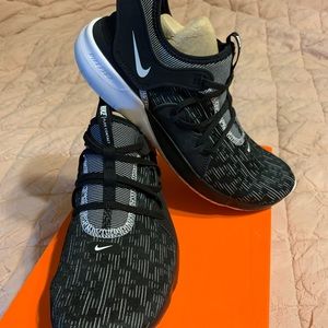 New Nike women’s shoes size 9.5